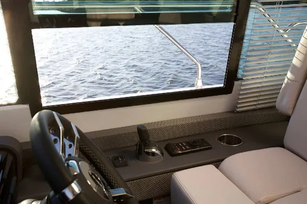 2027 Cruisers Yachts 50 CANTIUS detail image 10