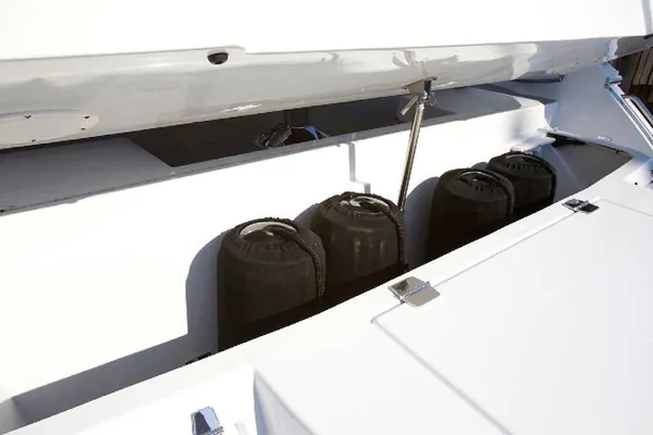 2027 Cruisers Yachts 50 CANTIUS detail image 2