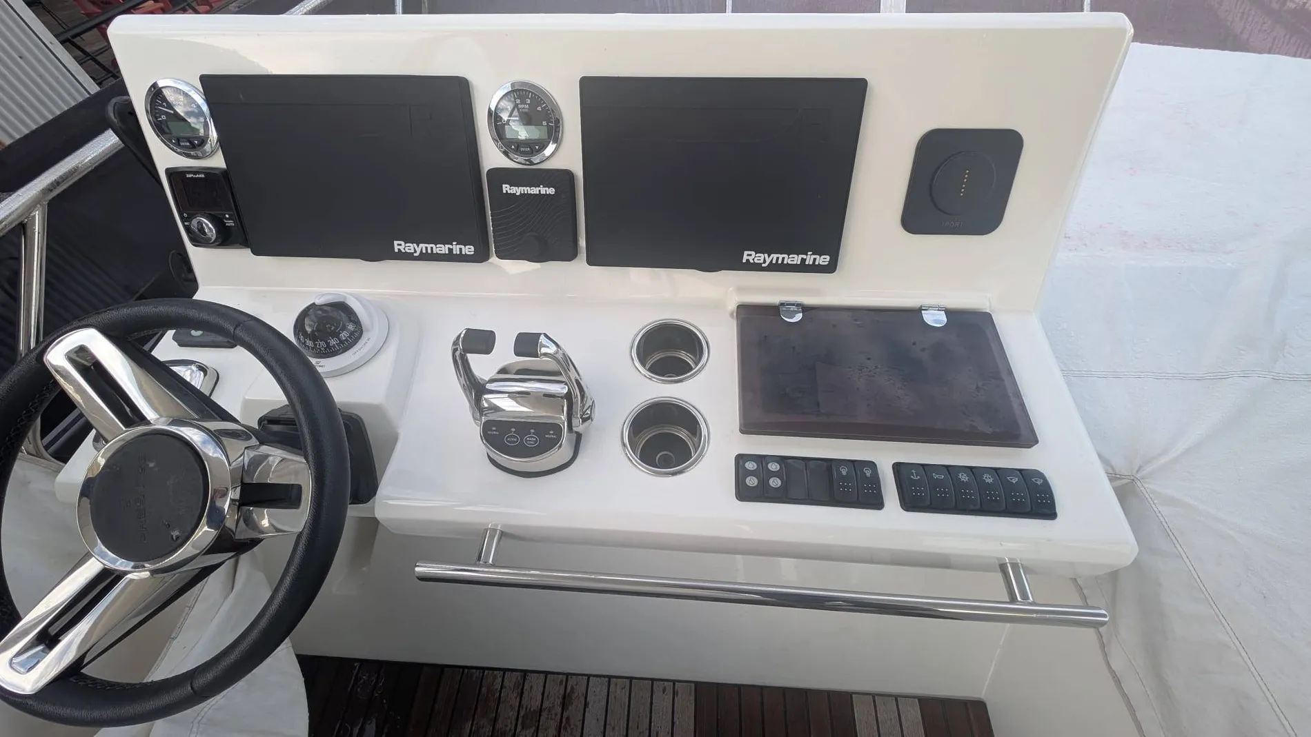 Pre-Owned 2022 Prestige 590 Fly for Sale | Vancouver, BC | M&P Yacht Centre | 697bac93f6038689a0043c9e