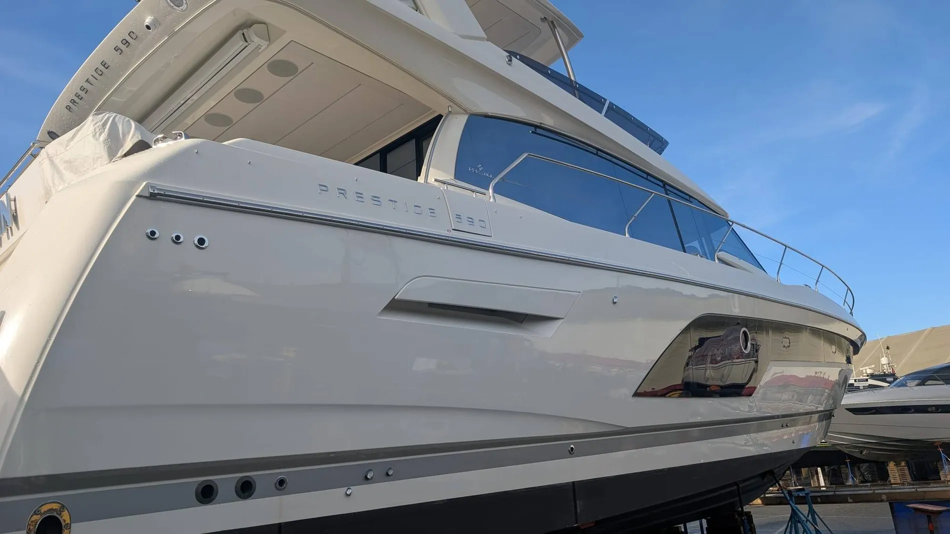 Pre-Owned 2022 Prestige 590 Fly for Sale | Vancouver, BC | M&P Yacht Centre | 697bac93f6038689a0043c9e