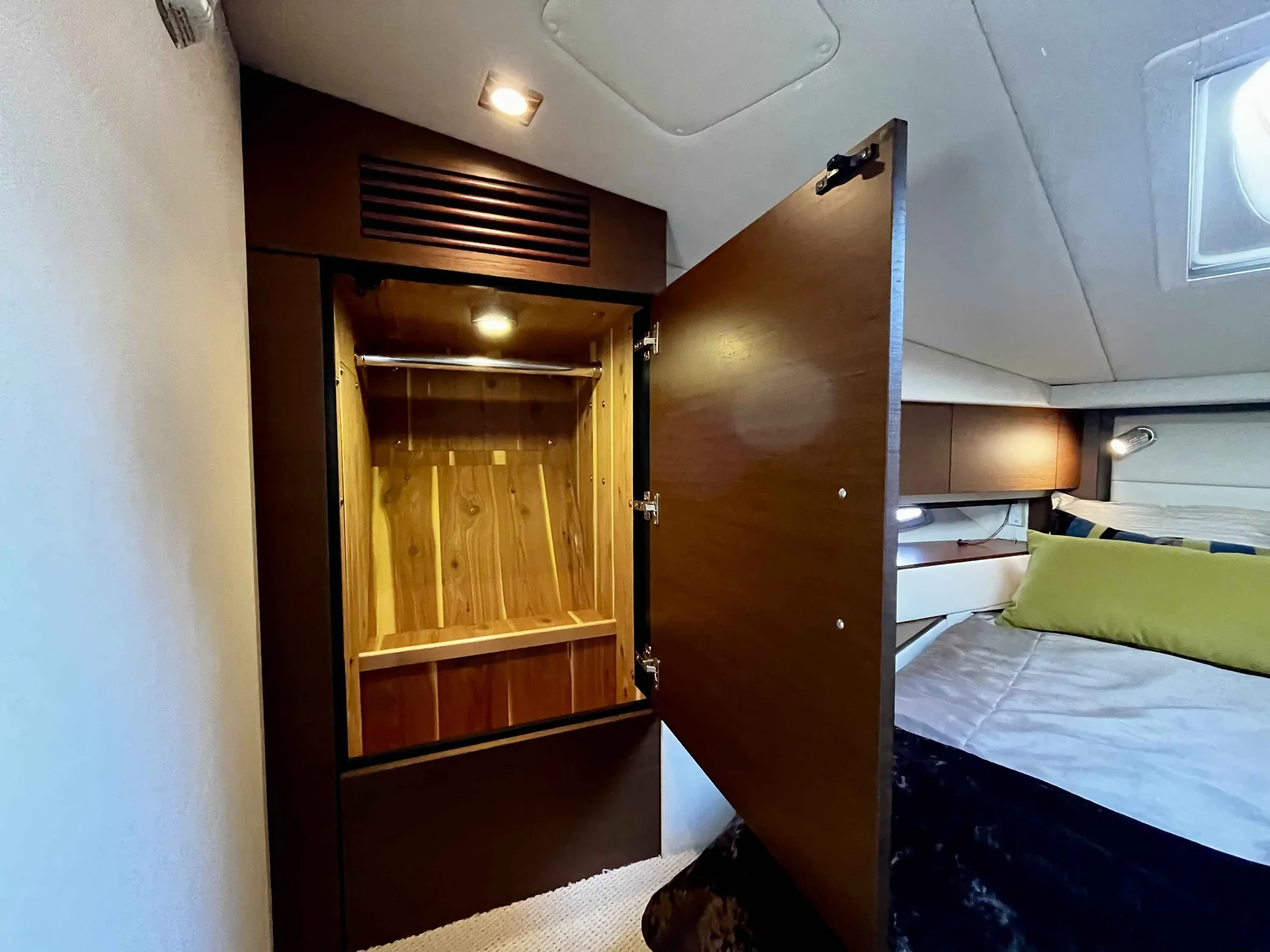 Pre-Owned 2012 Sea ray 450 Sundancer for Sale | Vancouver, BC | M&P Yacht Centre | 67a6cb87b65a37a06e0243ef