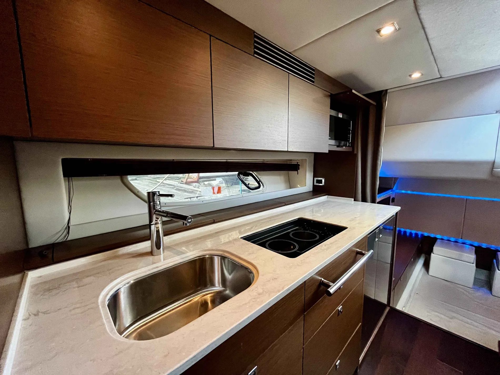 Pre-Owned 2012 Sea ray 450 Sundancer for Sale | Vancouver, BC | M&P Yacht Centre | 67a6cb87b65a37a06e0243ef