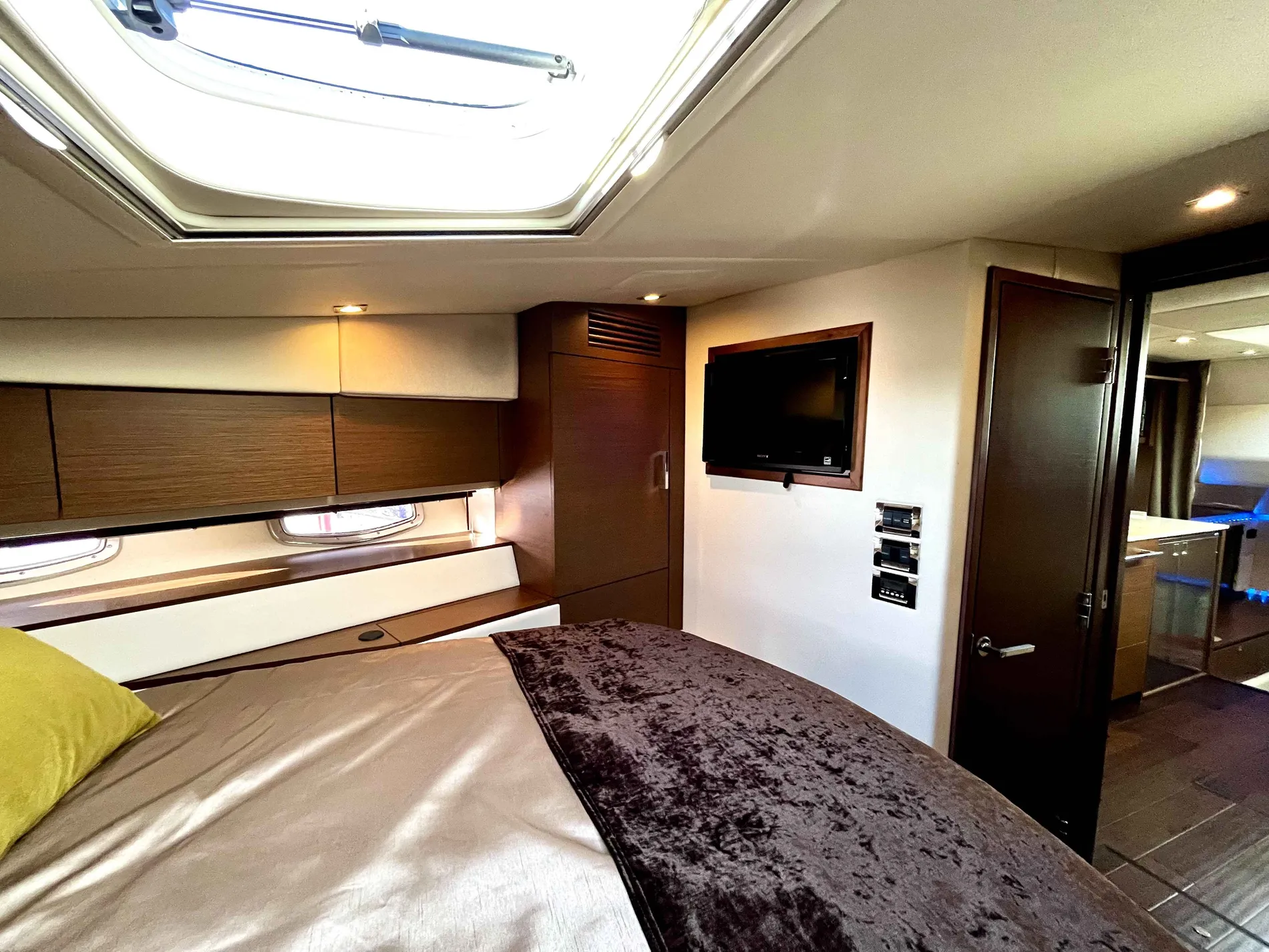 Pre-Owned 2012 Sea ray 450 Sundancer for Sale | Vancouver, BC | M&P Yacht Centre | 67a6cb87b65a37a06e0243ef