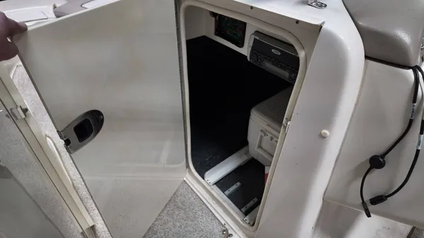 2004 Sea ray SunDeck 240-33