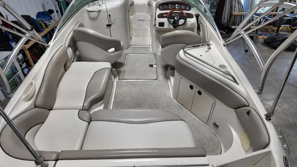 2004 Sea ray SunDeck 240-44