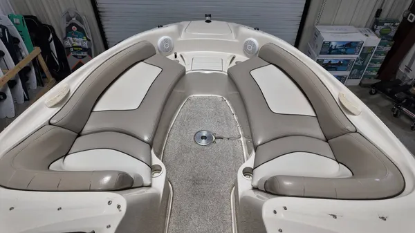 2004 Sea ray SunDeck 240-18