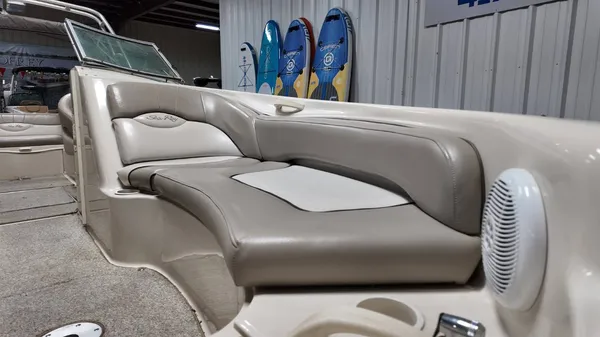 2004 Sea ray SunDeck 240-19