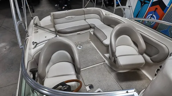 2004 Sea ray SunDeck 240-25