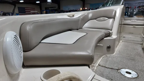 2004 Sea ray SunDeck 240-22