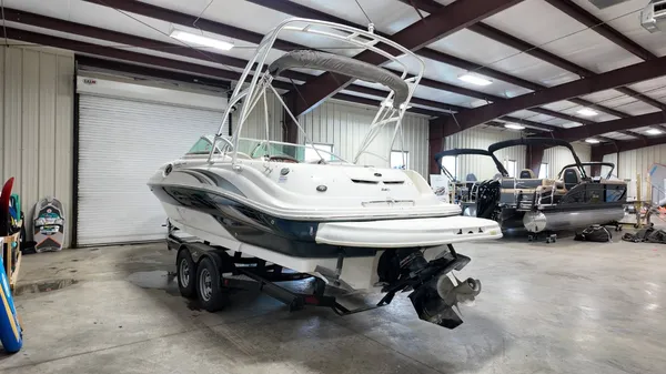 2004 Sea ray SunDeck 240-11