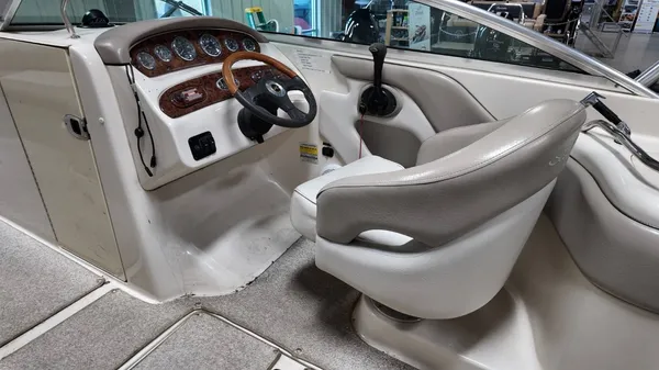 2004 Sea ray SunDeck 240-27