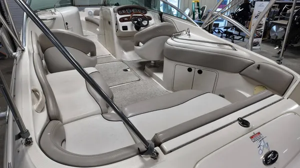 2004 Sea ray SunDeck 240-49