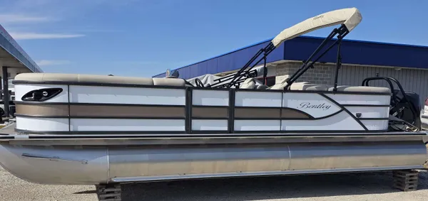 2026 Bentley Legacy 243 Navigator