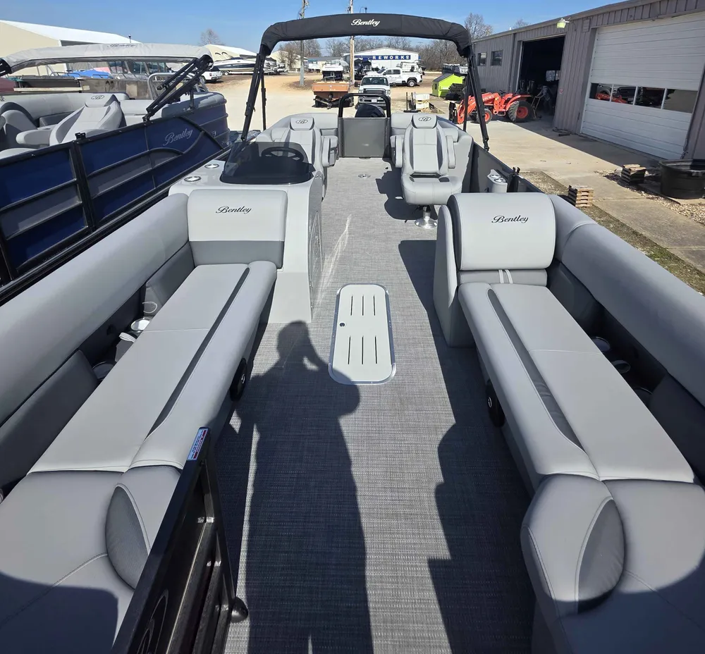 2026 Bentley 2026  Legacy 243 Navigator-2