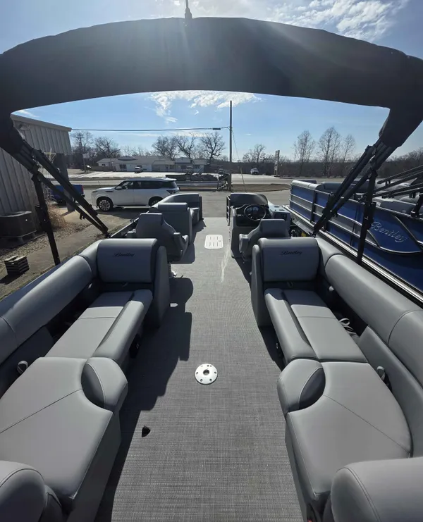 2026 Bentley 2026  Legacy 243 Navigator-3