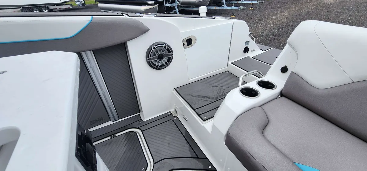 2025 Hurricane 24-CC COASTAL EDITION