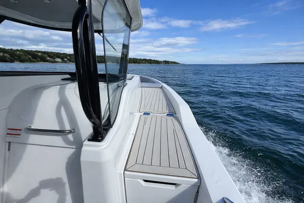 2026 Cruisers Yachts 38 VTR detail image 16