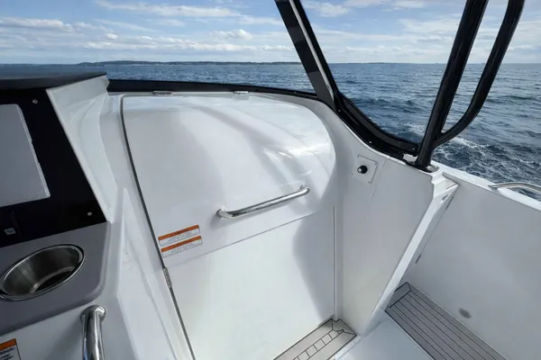 2026 Cruisers Yachts 38 VTR detail image 14