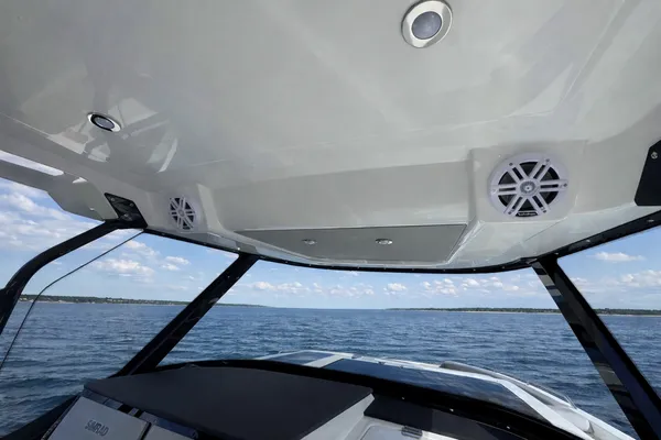 2026 Cruisers Yachts 38 VTR detail image 13