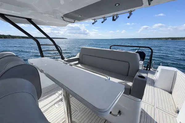 2026 Cruisers Yachts 38 VTR detail image 10