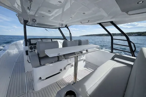 2026 Cruisers Yachts 38 VTR detail image 9