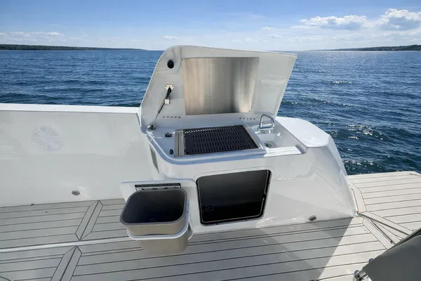 2026 Cruisers Yachts 38 VTR detail image 5