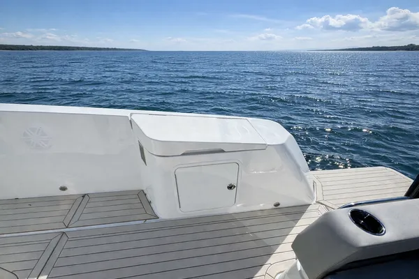 2026 Cruisers Yachts 38 VTR detail image 4