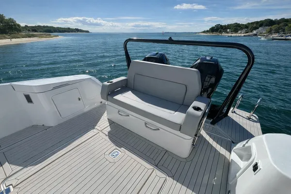 2026 Cruisers Yachts 38 VTR detail image 3