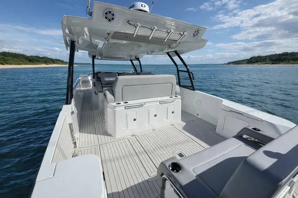 2026 Cruisers Yachts 38 VTR detail image 2