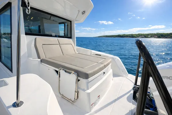 2026 Cruisers Yachts 38 VTR EC detail image 3
