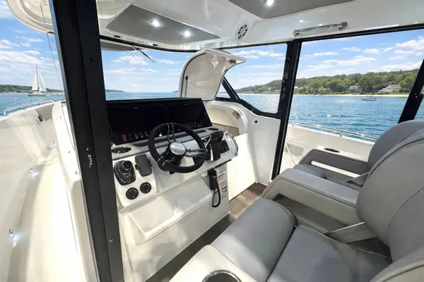2026 Cruisers Yachts 38 VTR EC detail image 8