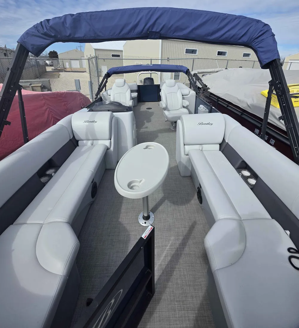 2023 Bentley 243 Navigator-4