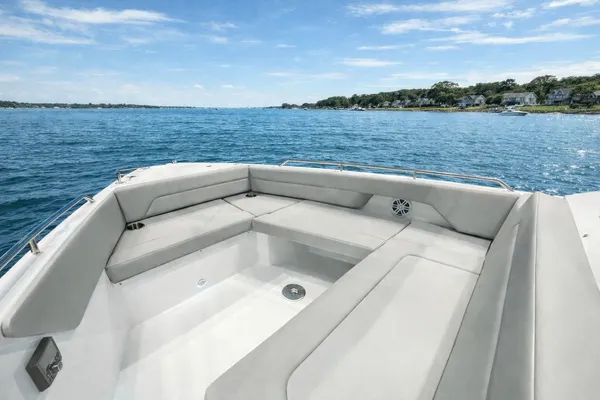 2026 Cruisers Yachts 38 VTR EC detail image 16
