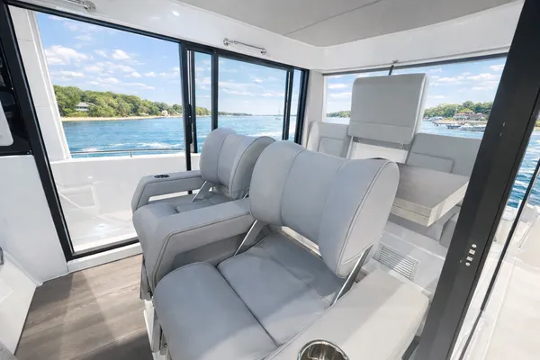 2026 Cruisers Yachts 38 VTR EC detail image 7