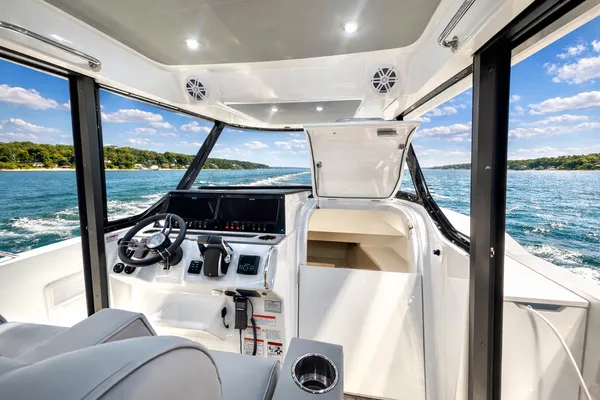 2026 Cruisers Yachts 38 VTR EC detail image 10