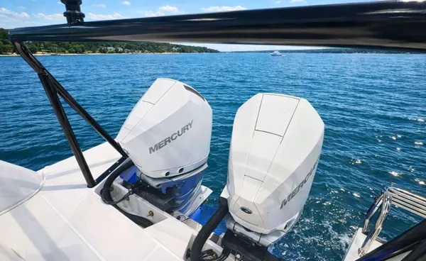 2026 Cruisers Yachts 38 VTR EC detail image 4