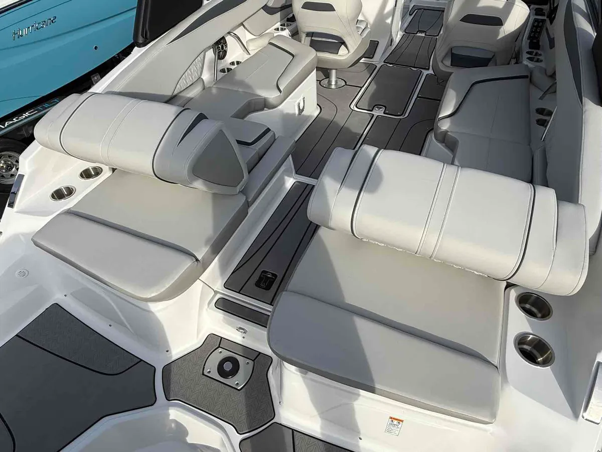 2026 Hurricane SunDeck SD 2600 OB