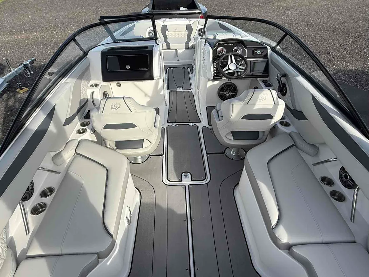 2026 Hurricane SunDeck SD 2600 OB