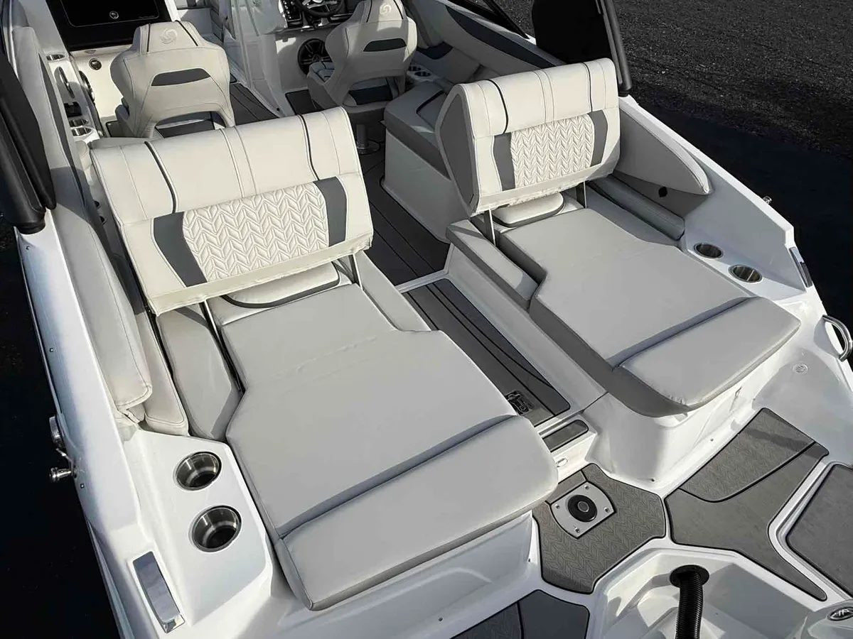 2026 Hurricane SunDeck SD 2600 OB