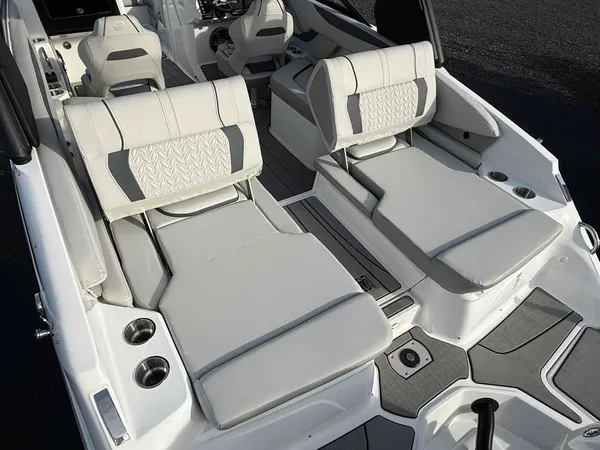 2026 Hurricane SunDeck SD 2600 OB