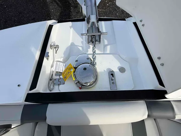 2026 Hurricane SunDeck SD 2600 OB
