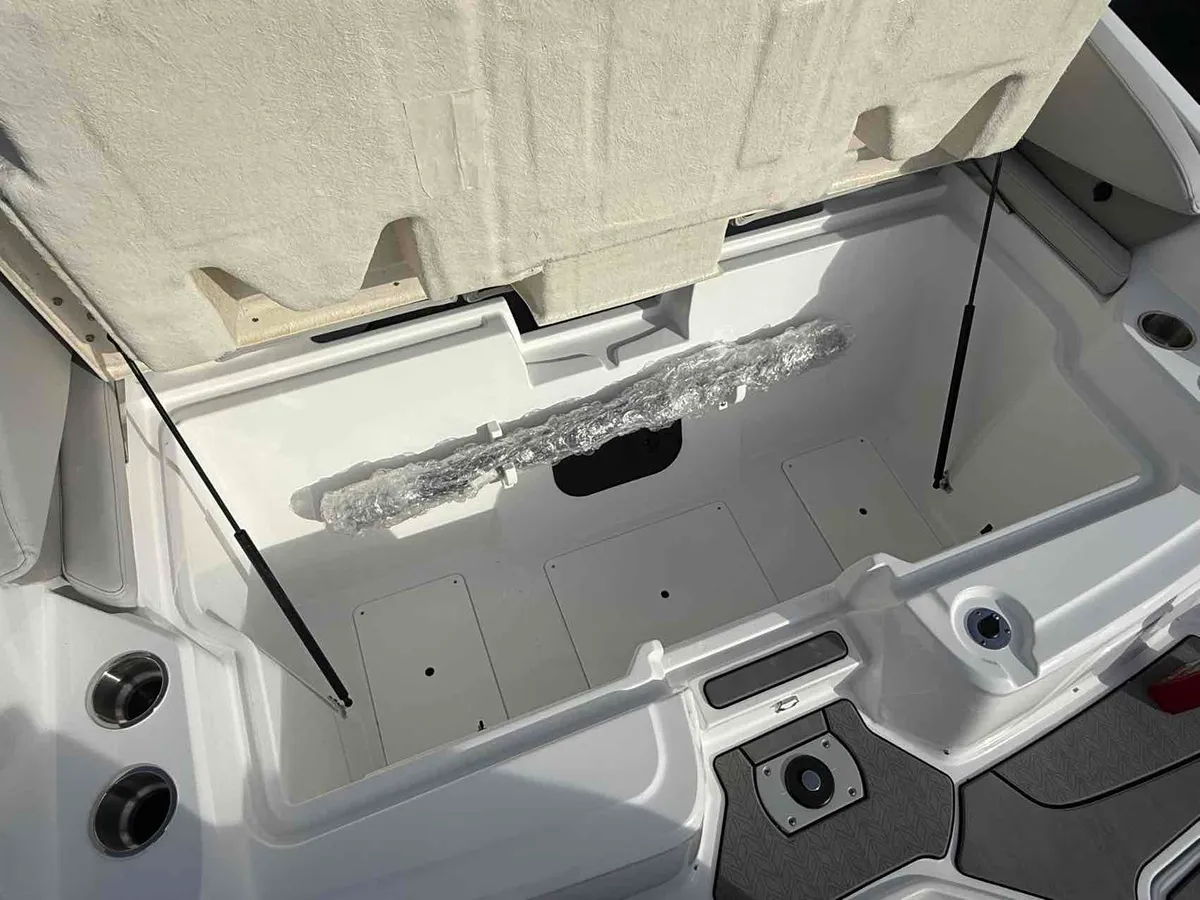 2026 Hurricane SunDeck SD 2600 OB