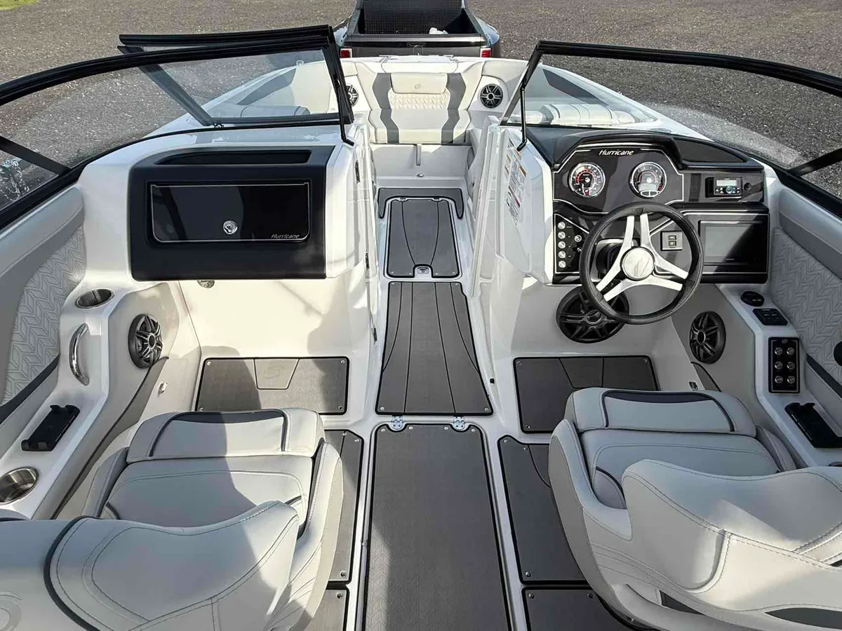 2026 Hurricane SunDeck SD 2600 OB