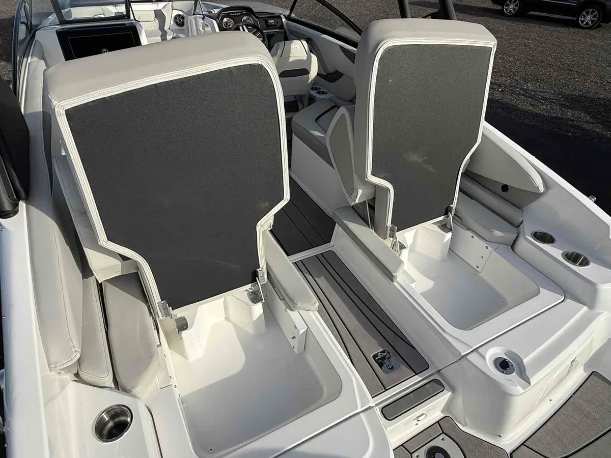 2026 Hurricane SunDeck SD 2600 OB