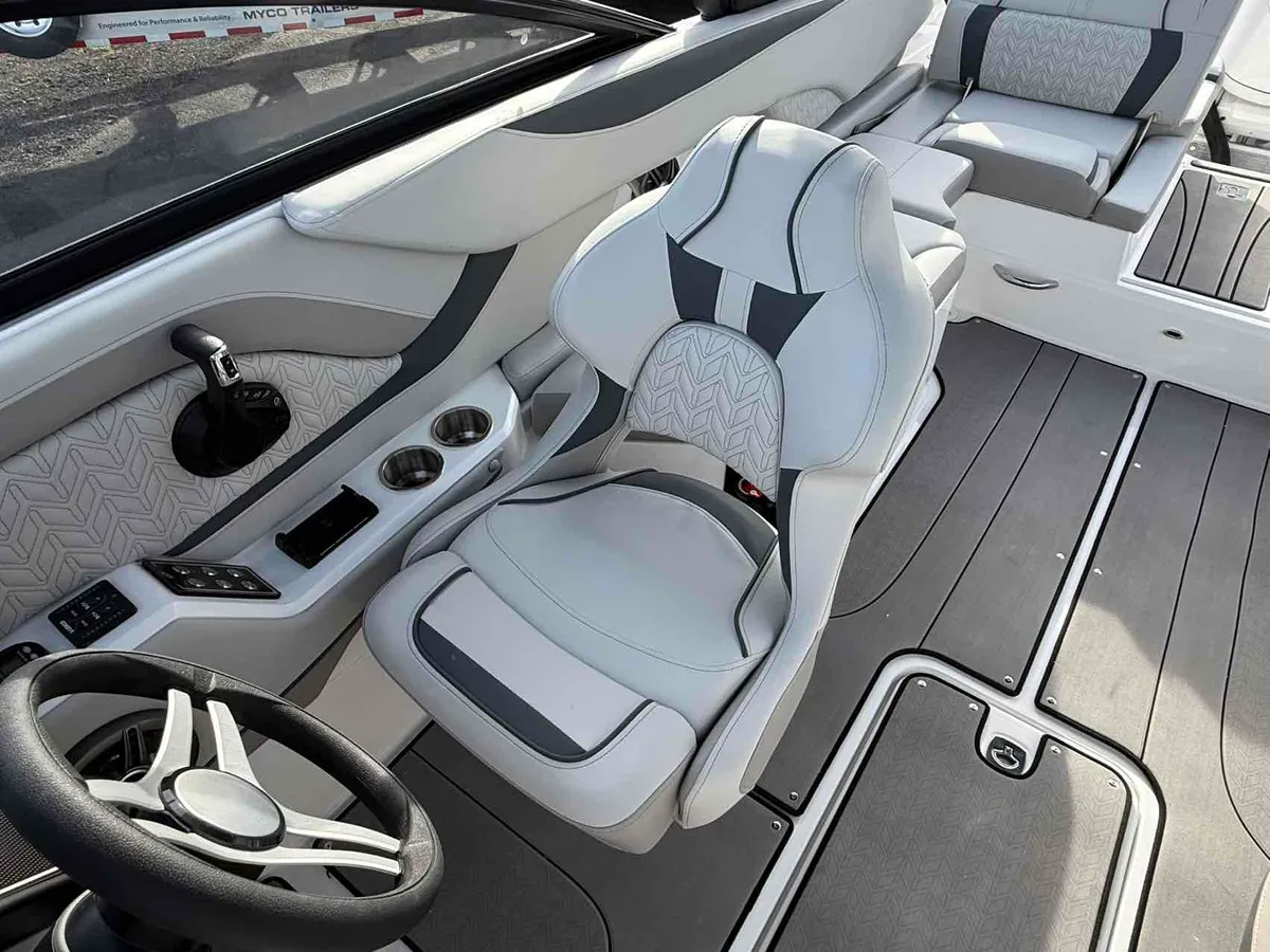 2026 Hurricane SunDeck SD 2600 OB