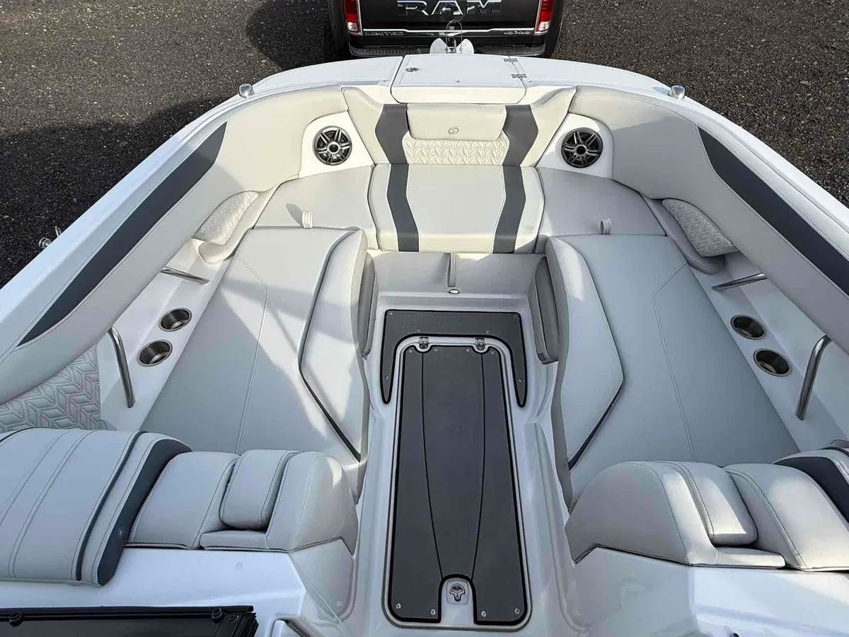 2026 Hurricane SunDeck SD 2600 OB