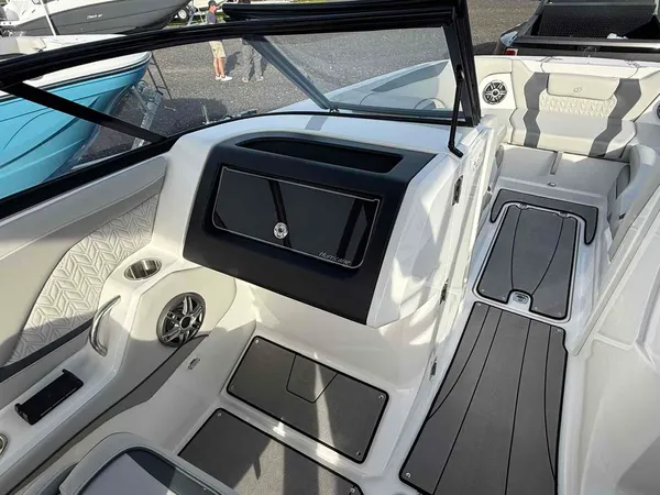 2026 Hurricane SunDeck SD 2600 OB