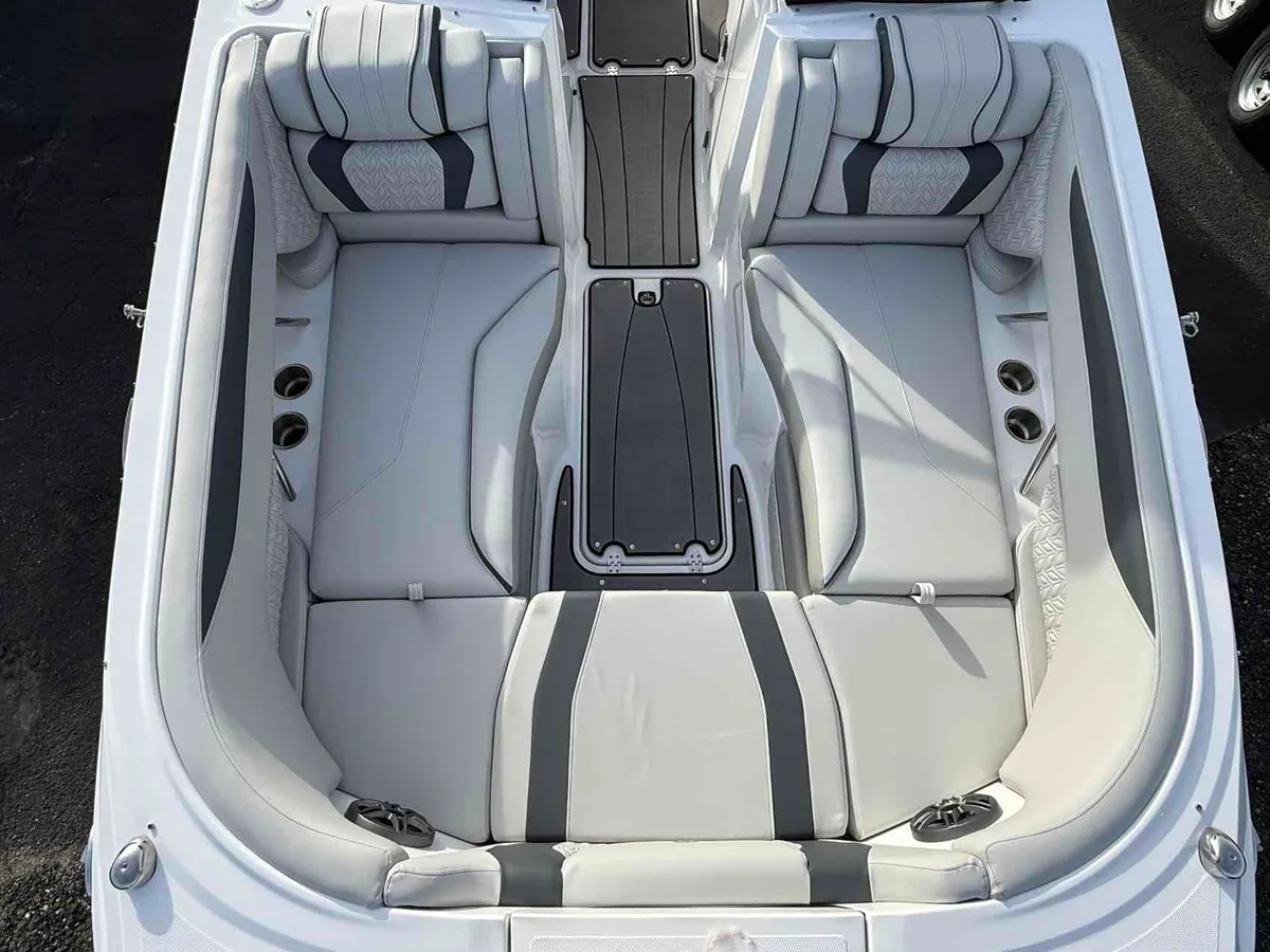 2026 Hurricane SunDeck SD 2600 OB