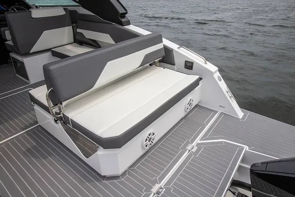 2026 Cruisers Yachts 34 GLS IO detail image 2