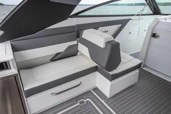 2026 Cruisers Yachts 34 GLS IO detail image 5